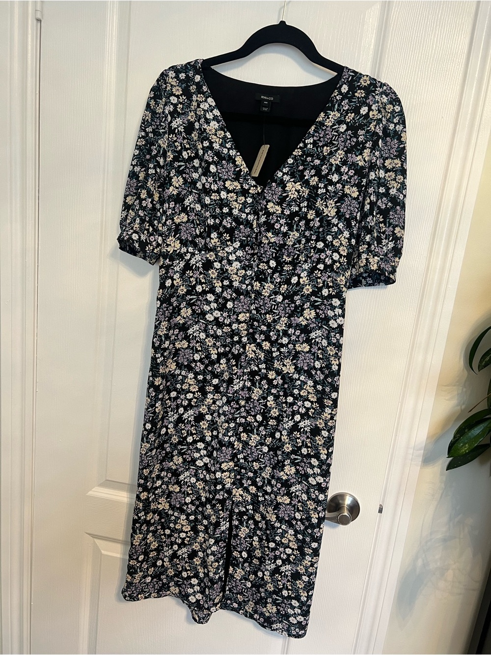 RW&CO. Floral V-Neck Midi Dress. Medium